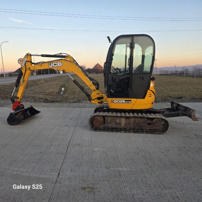 Minikoparka JCB 8025