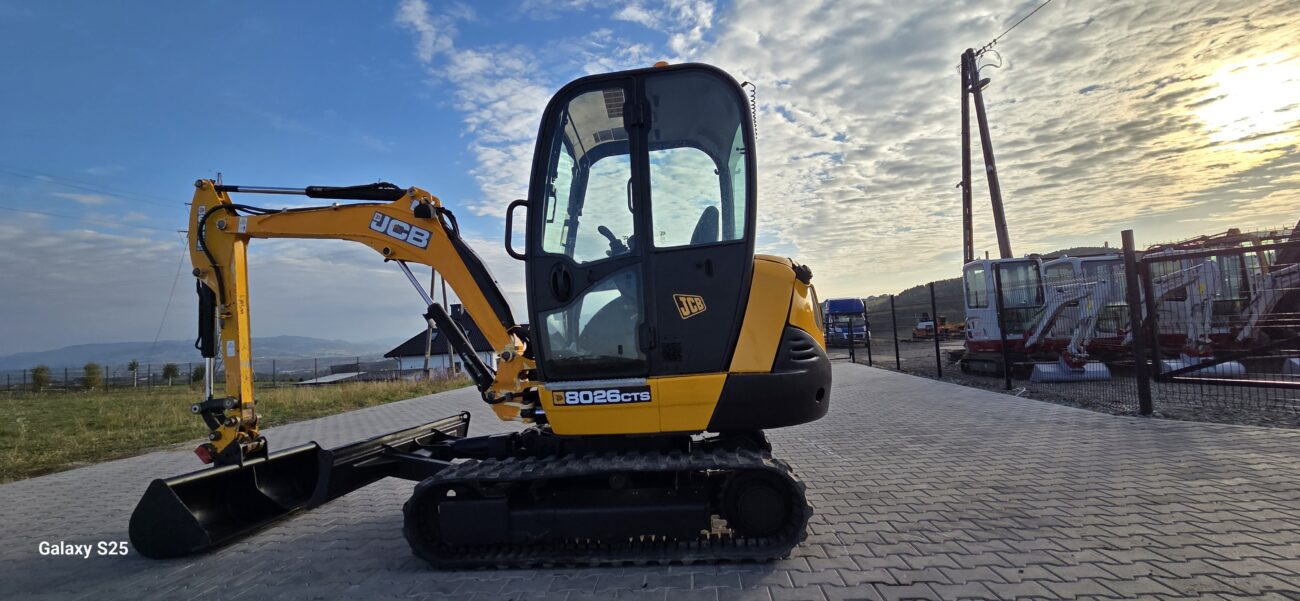 Minikoparka JCB 8026
